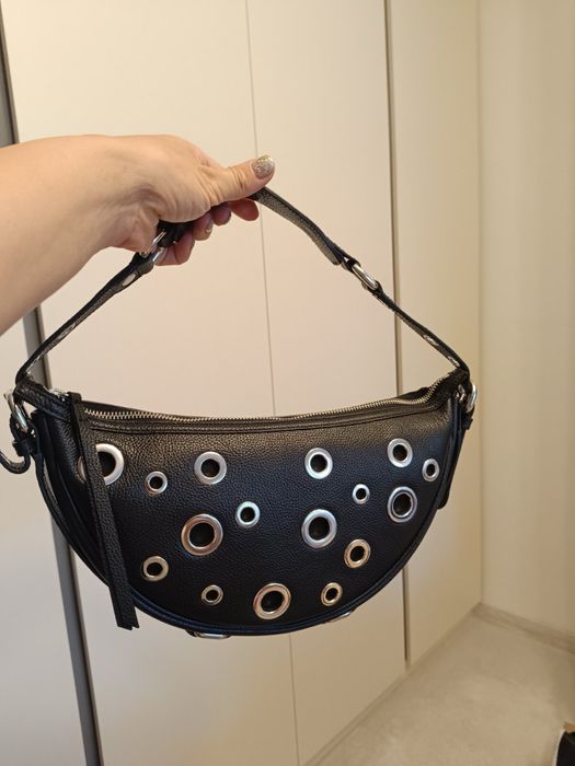 Впечатляващи Нови Чанти на BY FAR и шалове от алпака вълна