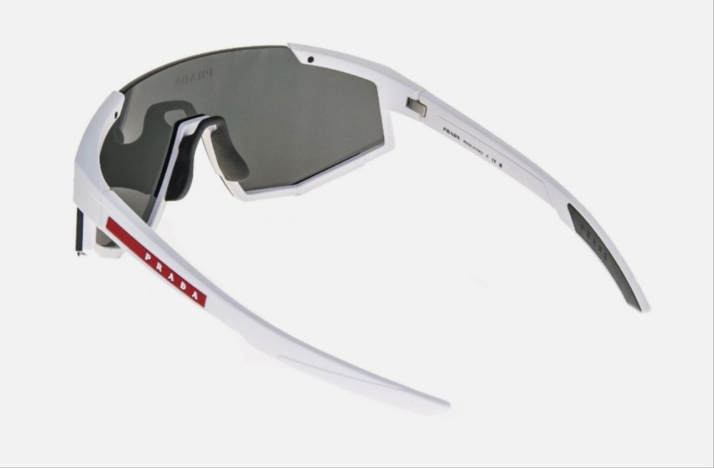 Очки Prada солнцезащитные