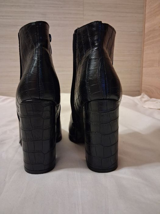 Botine negre mărimea 36, toc gros, aspect croco, material sintetic (nu