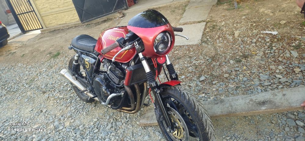 Honda cb400 superfor1994 cafe race. Vand sau schimb cu platforma +€