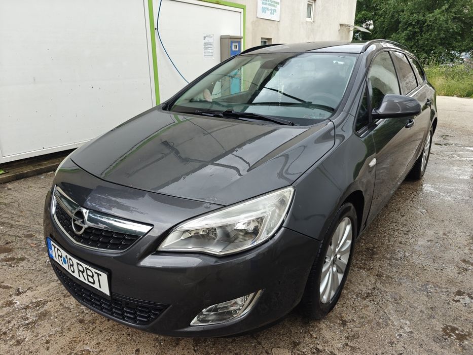 Vând Opel Astra J sport tourer 1.7  2011