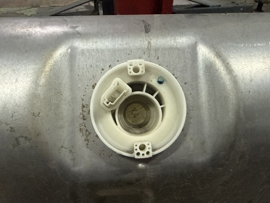 Бензобак на мерседес 140