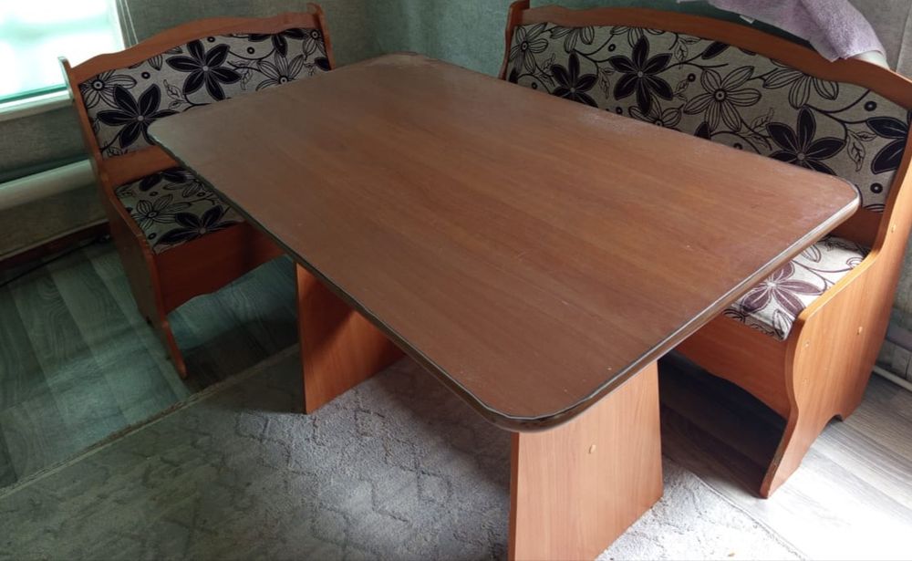 Продам кухонный стол