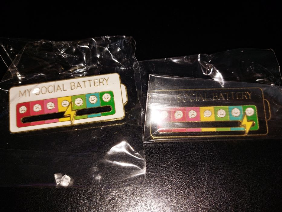 Brosa metalica My Social Battery Alb Negru