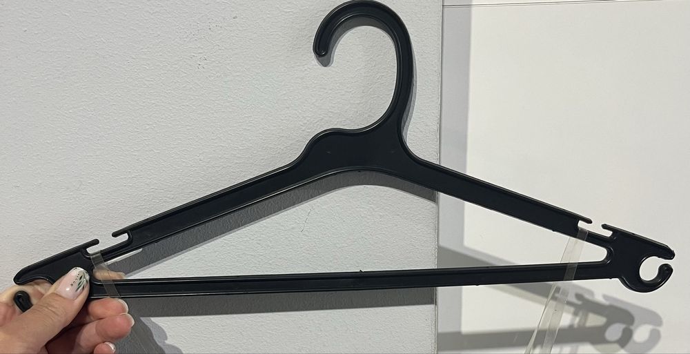 Пластмасови закачалки за дрехи и панталони