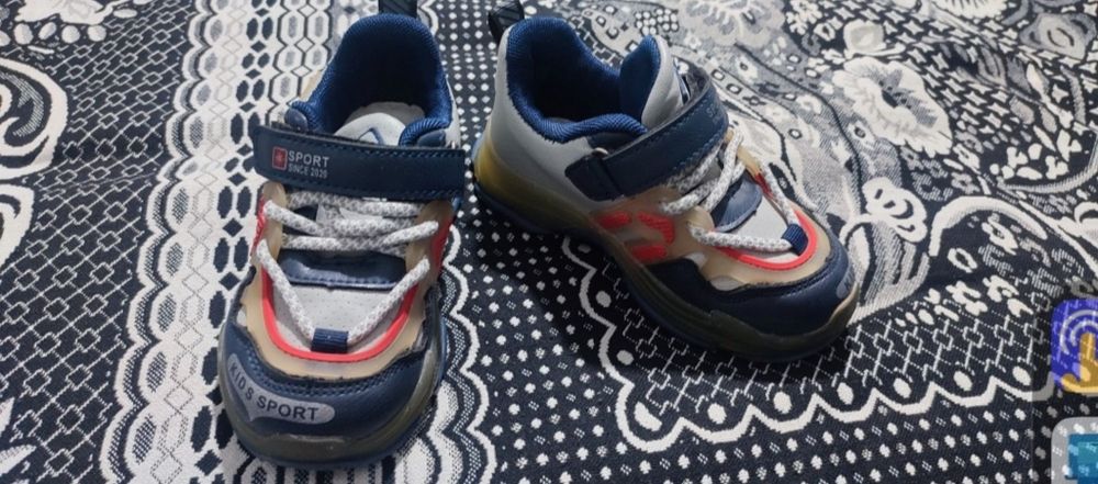 Детские кроссовки