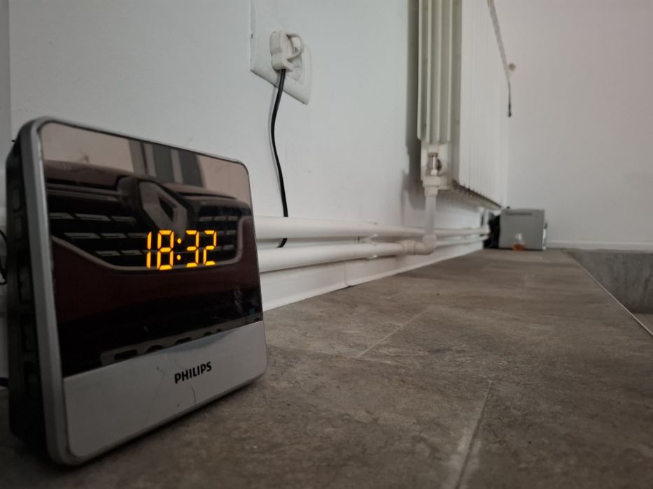 Ceas Philips cu radio si aux jack, 220v - 49 lei