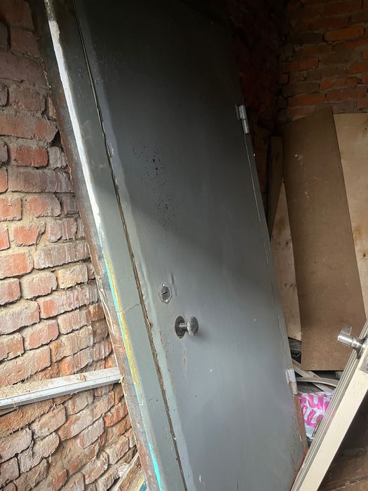 Продам б/у железную дверь