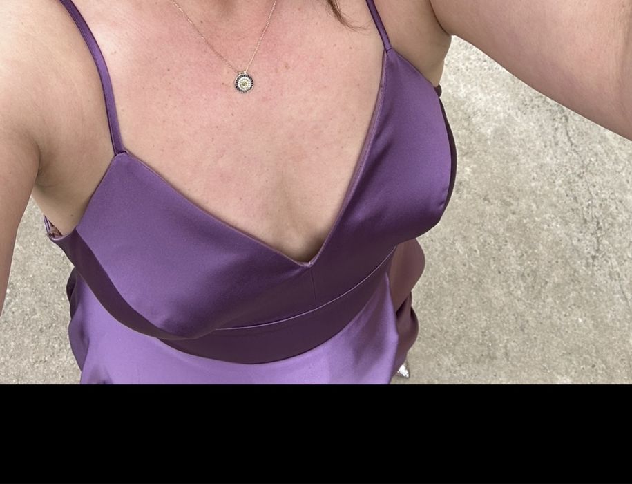 Елегантна сатенена рокля