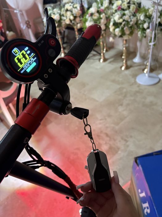 Vand trotineta electrica JRH , este impecabila