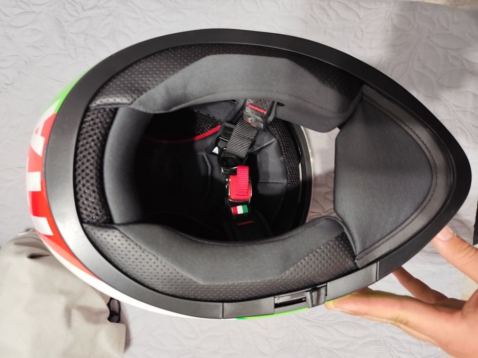 Продавам каска AGV