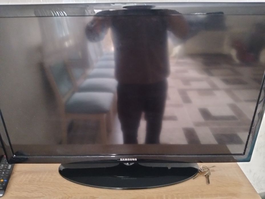 Продам тв на запчасти экран сломан