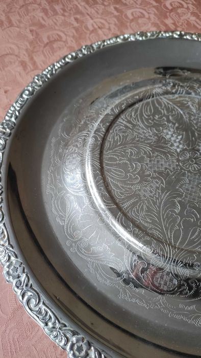 Масивен гравиран метален поднос с изпъкнал център