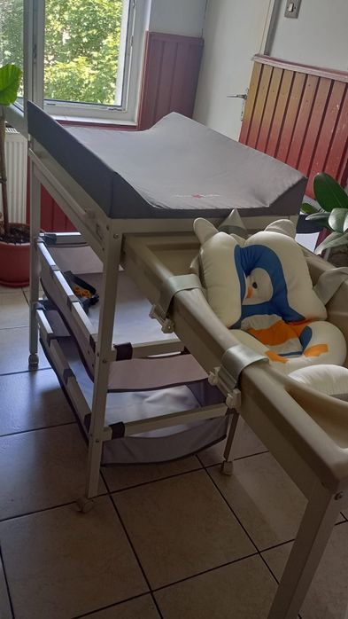 Vând masa de înfășat cu vanita
