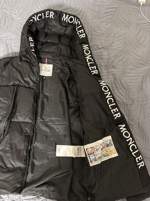 Черная куртка Moncler