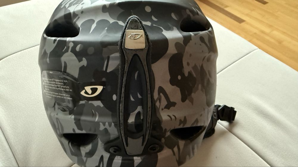 Продавам каска за ски GIRO