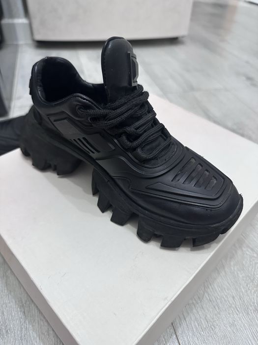 Продам кожаные кроссовки