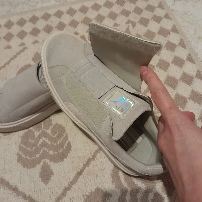 Tenesi gri din piele intoarsa, noi