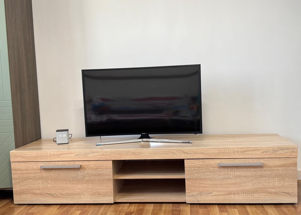 Подставка под телевизором