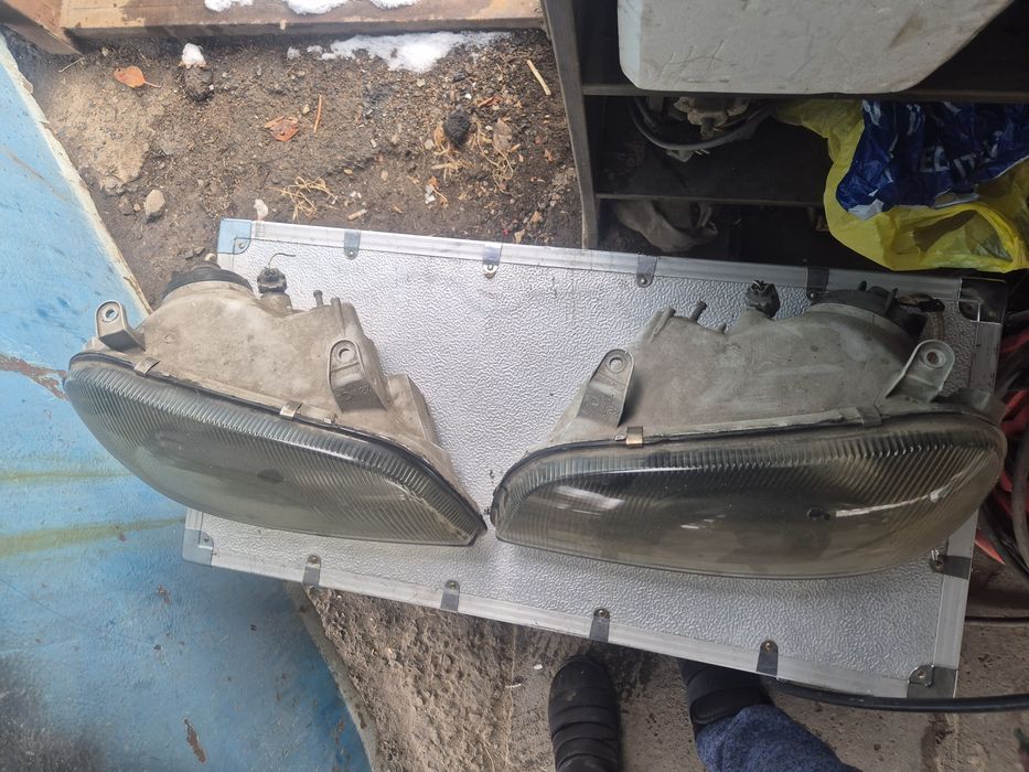 Фары передние на Toyota Rav4