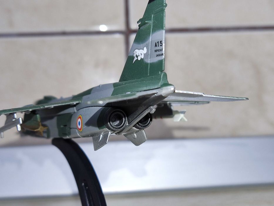 Avion metalic JaguarA scara 1:100