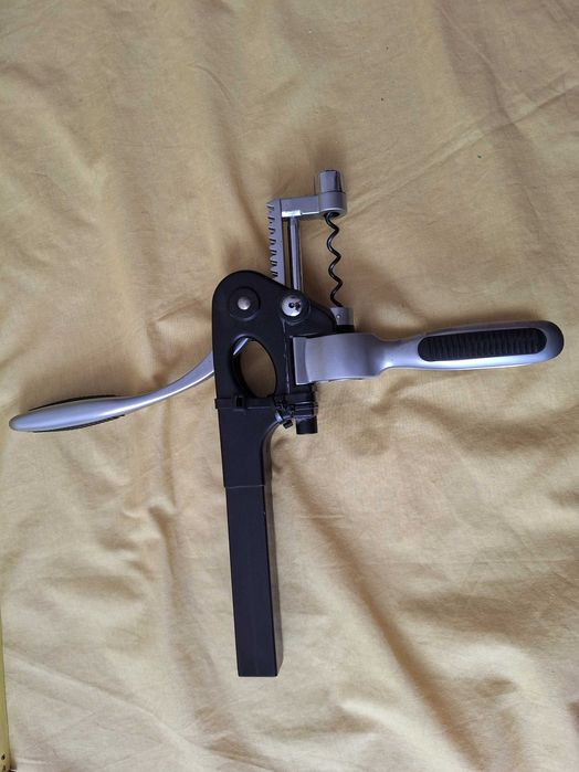 Tirbușon profesional cu pârghie (de tip lever corkscrew), folosit