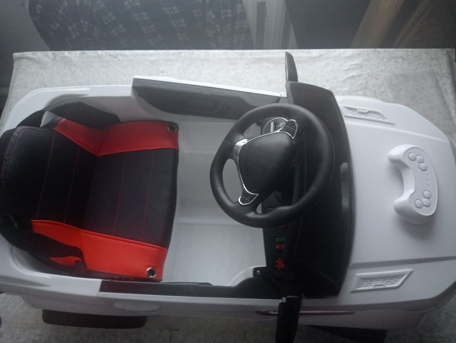 Продаю машинку детскую новая