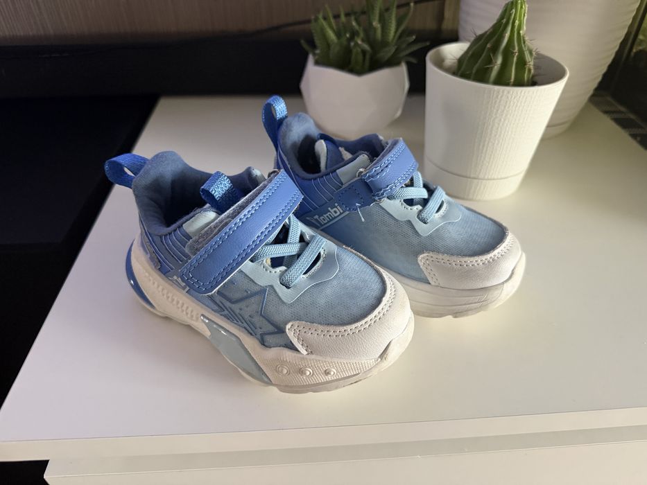 Продам детские кроссовки 23-24р