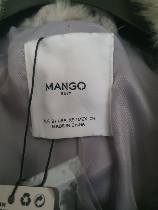 Palton cu blana,este detașabilă.