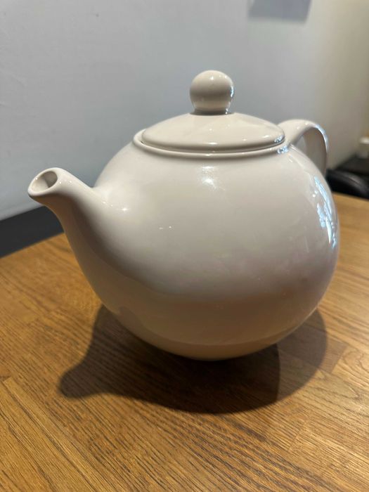 Голям порцеланов чайник с капак – бял