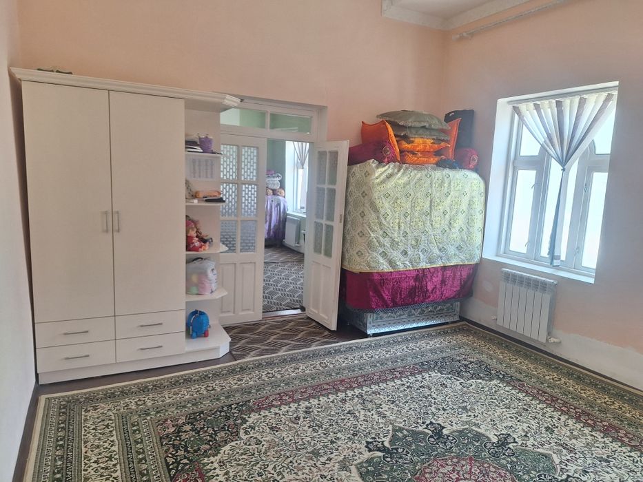 Умид посёлка, катта йулдан 200 метр ичкарида.