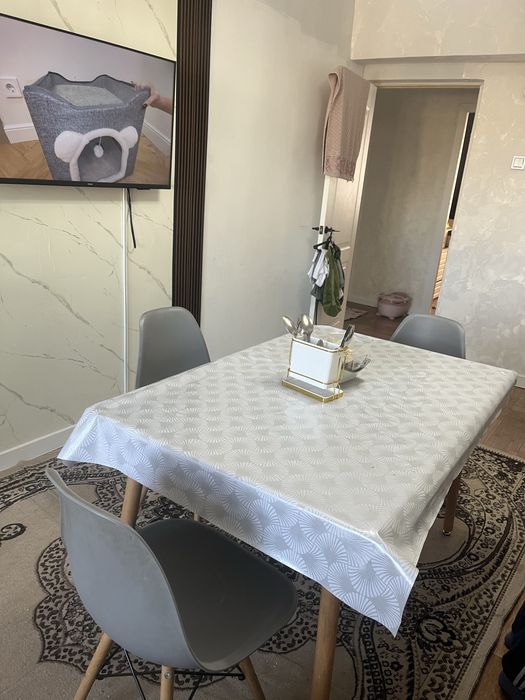 Стол со стульями подается
