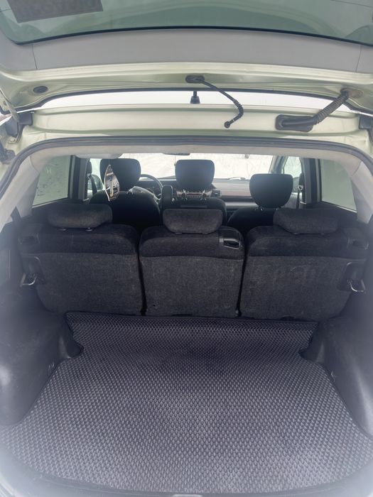 Шести местный минивен