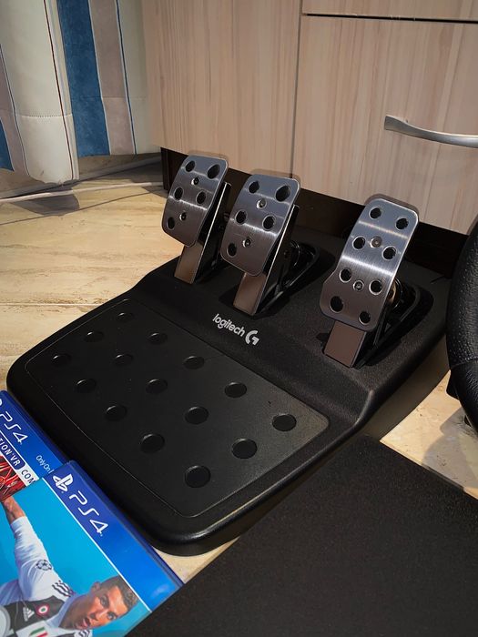 Комплект от PlayStation 4 Pro, Волан Logitech G29 с педали