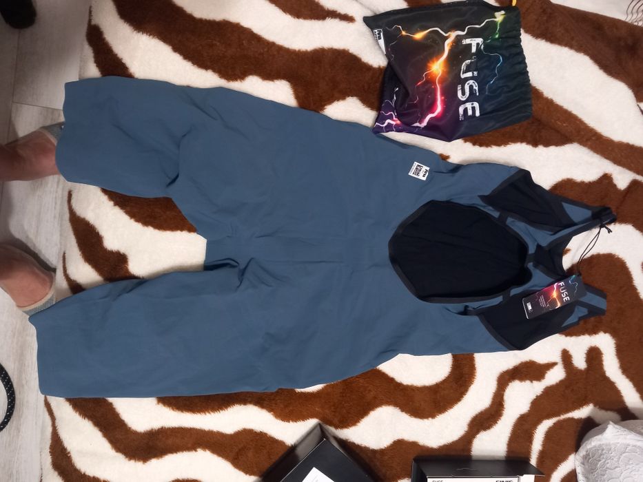 vând costum inot carbon Finsh