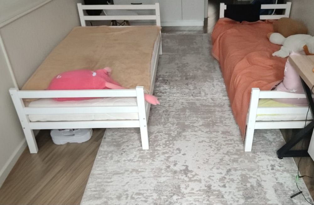 Кровать, белый стол