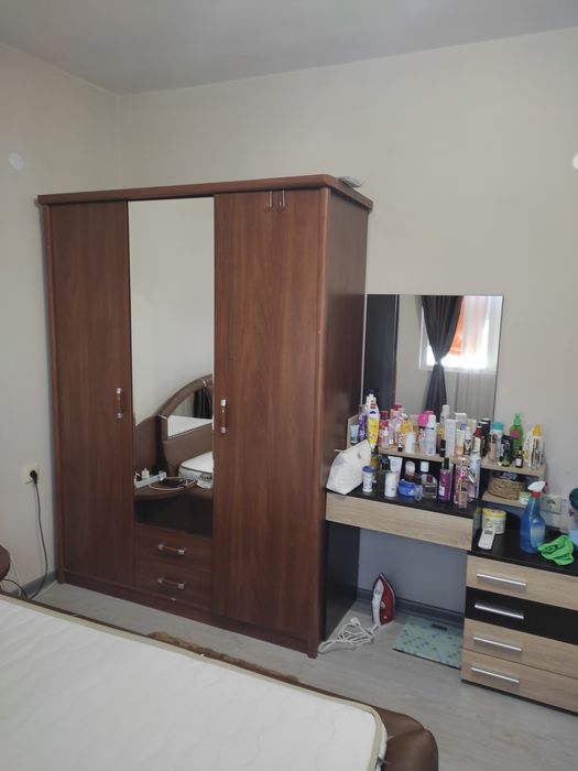 Спалня с матрак гардероб и тоалетка