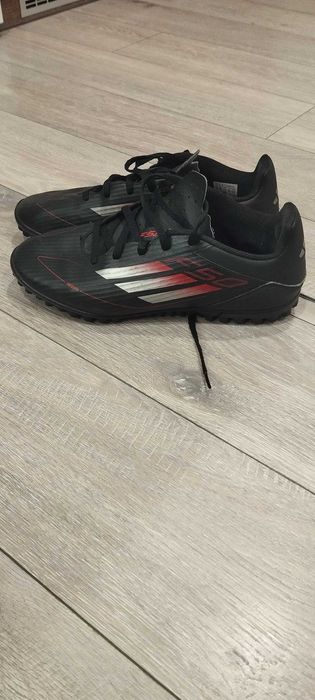 Футболни обувки Адидас