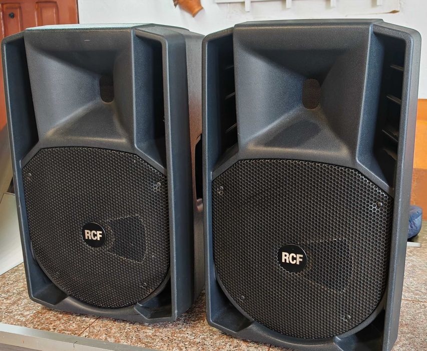De vanzare două boxe RCF Art 712 MK2 active . Huse originale, cabluri, stative.