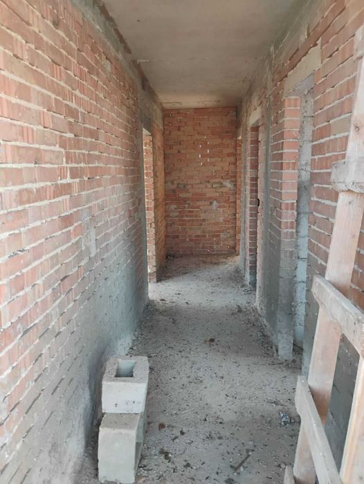 къща на груб строеж