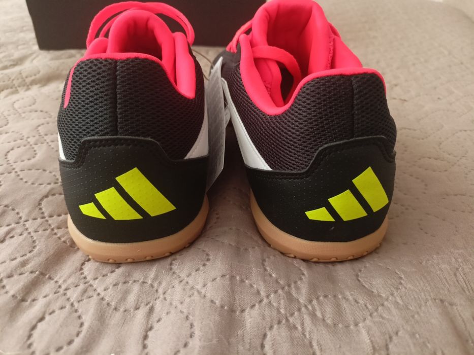 Обувки Adidas нови