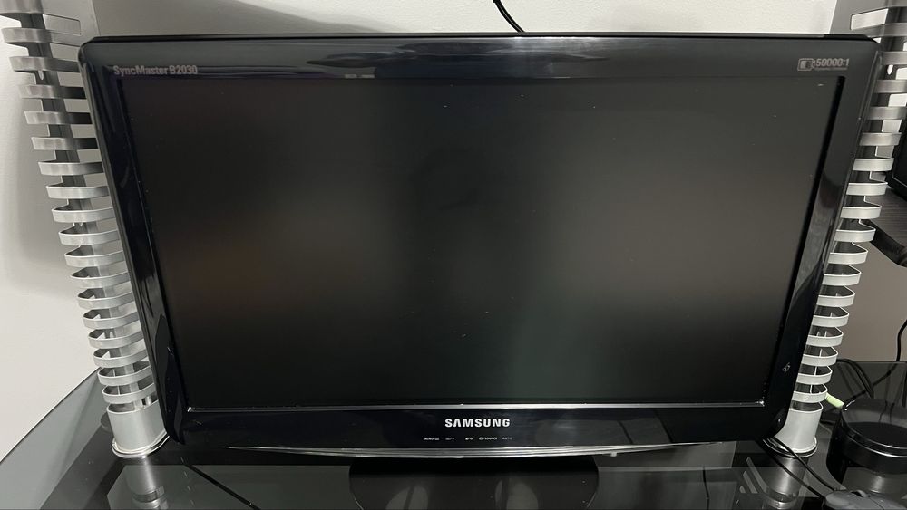 Компьютерный стол, компьютер и аксессуары, колонки Microlab