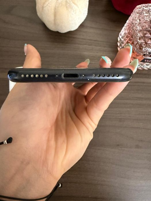 Продавам Iphone SE 2