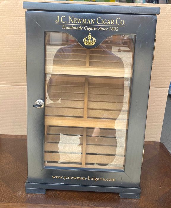 Луксозен хумидор за пури на 3 нива