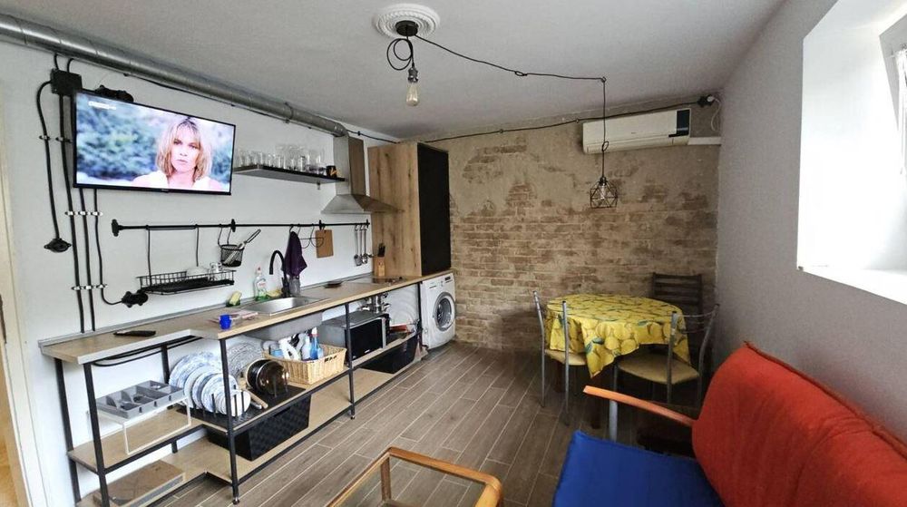 Дава се под наем Двустаен апартамент в Варна, Спортна зала - 40 кв.м за 375 € - Снимка #2