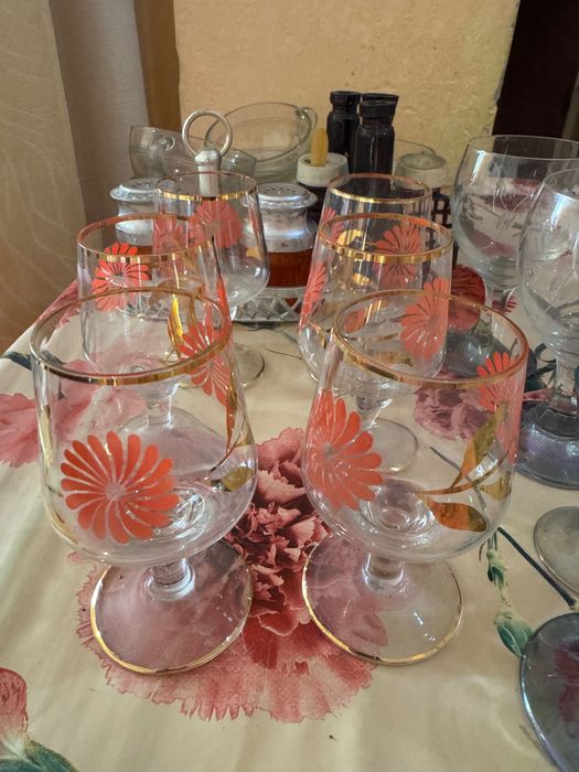 Стъклени и порцеланови старинни чаши