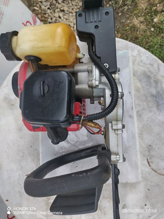 Foarfecă de gard viu pe benzina