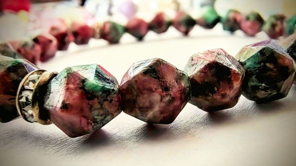 Гривни от естествени камъни и кристали