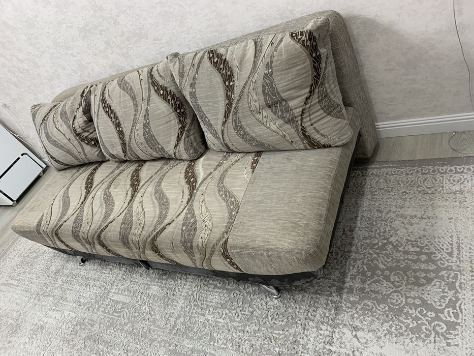 Диван - тахта с подушками