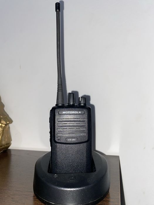 Радиостанция Motorola VX-261.